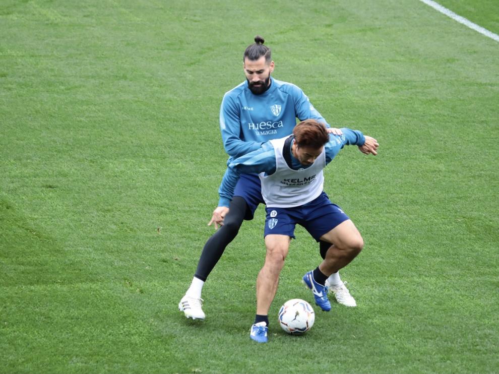 Okazaki protege el balón ante el marcaje de Siovas en el entrenamiento de este miércoles.
