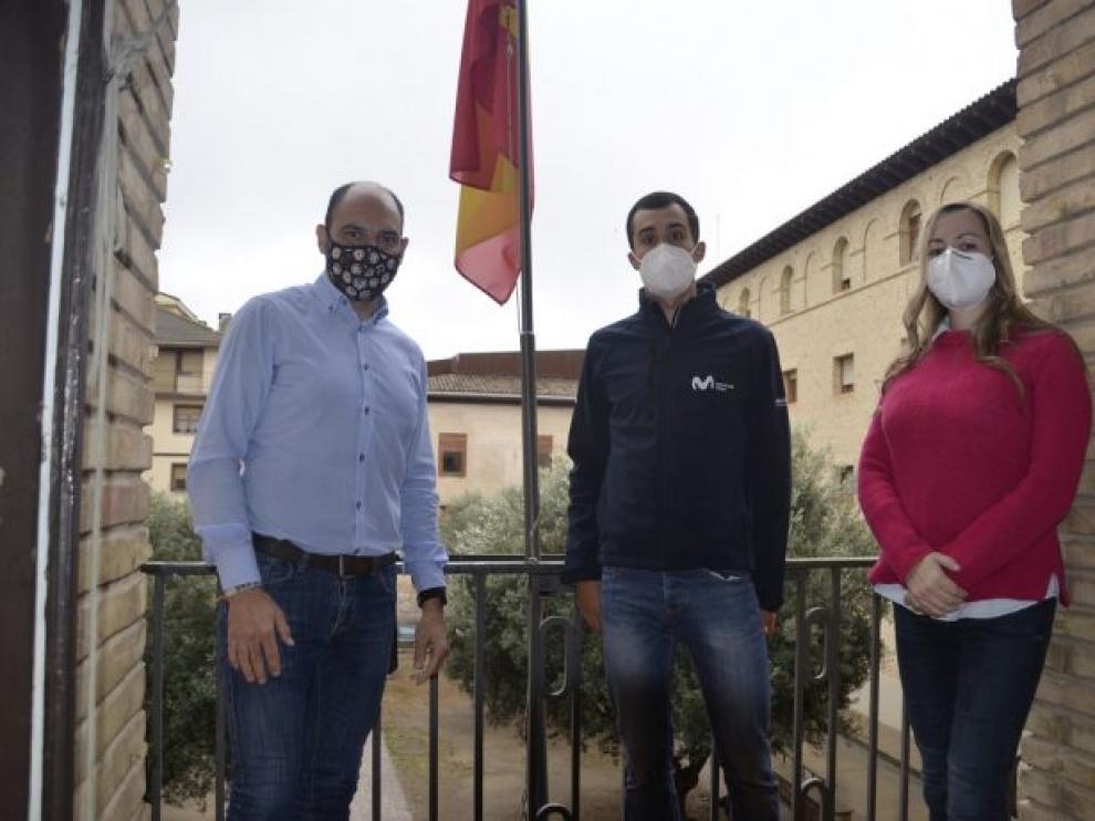Sergio Samitier, en el centro, junto al alcalde de Barbastro, Fernando Torres, y la concejal de Deportes, Pilar Abad.