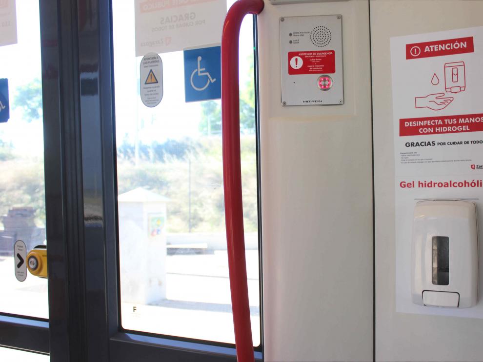 Una máquina dispensadora de gel hidroalcohólico en el interior del tranvía.
