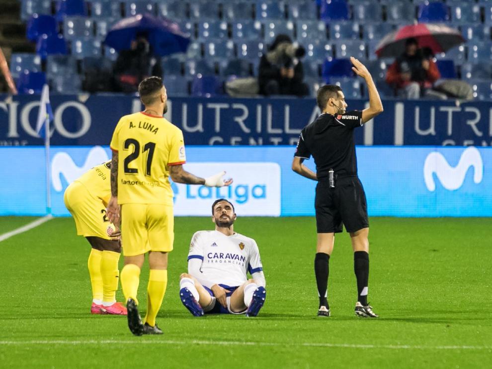 Atienza se duele en el suelo nada más lesionarse en la zona inguinal al inicio del partido ante el Girona este miércoles.
