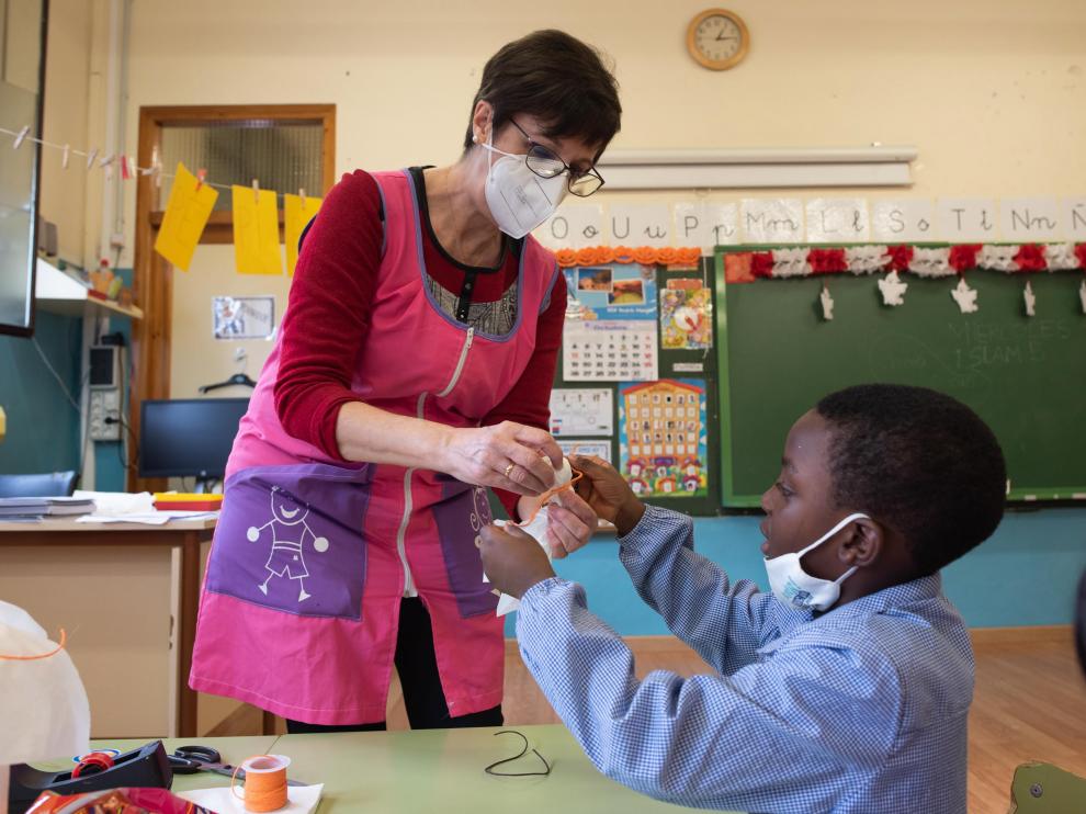 María Jesús Buey, que siempre se refiere a sus alumnos como «mis niños», en una clase de infantil del CEIP Andrés Manjón de Zaragoza.
