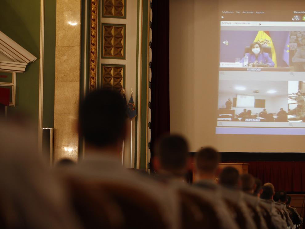 La ministra de Defensa, con los alumnos de la AGM por videoconferencia