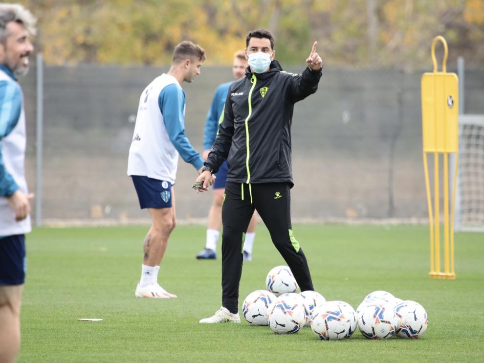 Míchel da instrucciones durante la sesión matinal de este viernes.