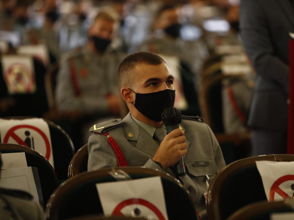Alrededoer de 150 alumnos han escuchado a la ministra de Defensa online en el salón de acto y un aula.
