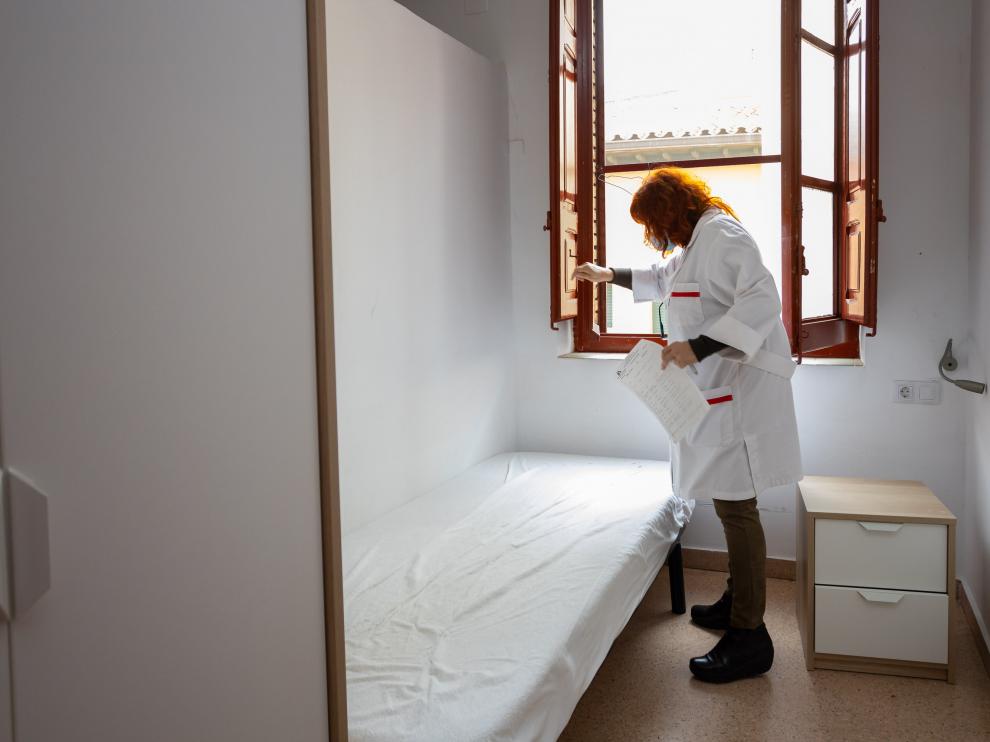 Charo Jiménez, directora del albergue municipal de Zaragoza, en una de las dependencias