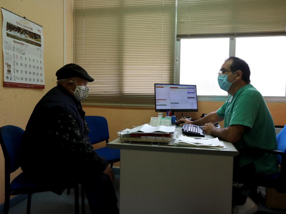 El doctor Javier Citoler en el Centro de Salud de Benabarre / 06-11-2020/ Foto Rafael Gobantes [[[FOTOGRAFOS]]]
