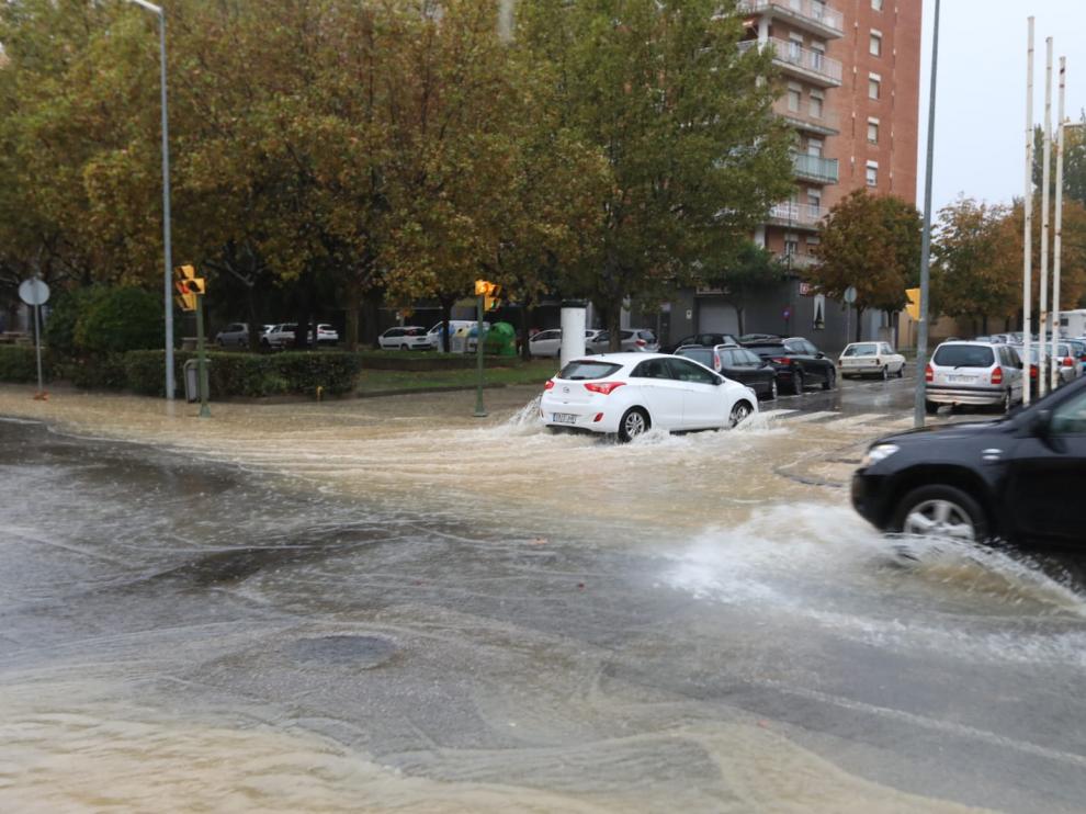 En la avenida Mártínez de Velasco y las calles adyacentes se han producido grandes charcos al no tragar las alcantarillas.