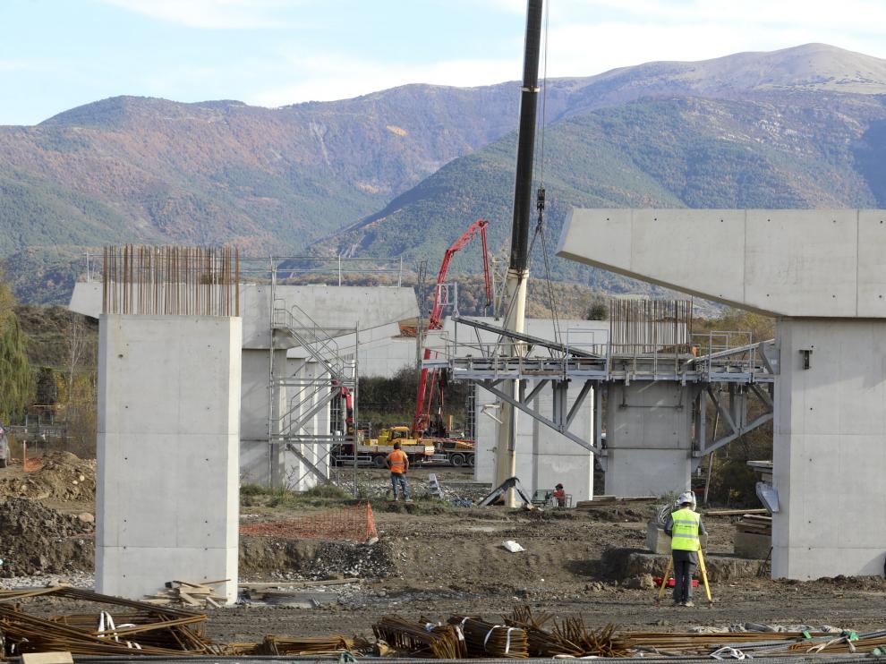 Las obras de la variante de Sabiñánigo arrancaron este año. En esta imagen, la construcción del viaducto sobre los ríos Gállego y Aurín, de 936 metros de longitud.