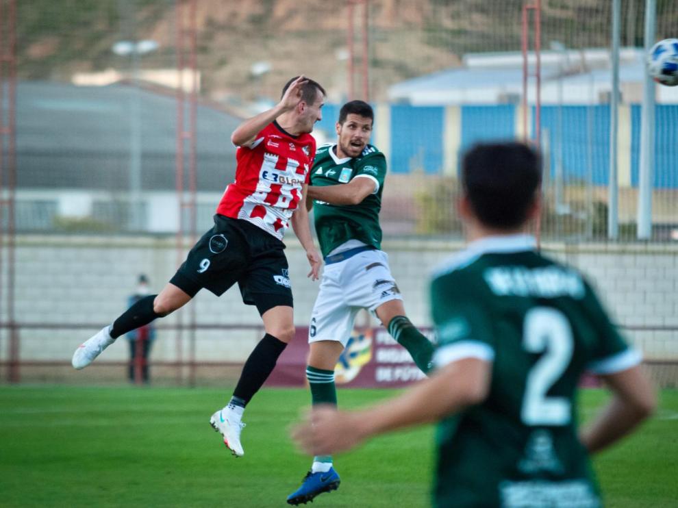 Dos jugadores luchan por ganar un balón aéreo.