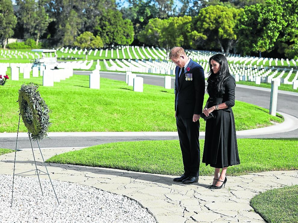 Enrique y Meghan en el Cementerio Nacional de Los Ángeles