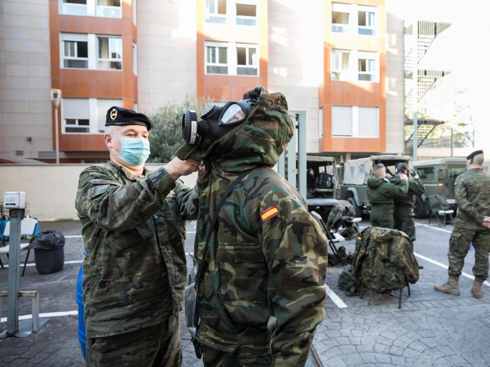 Labores de desinfección de laUME y la Brigada Aragón en la residencia Ballesol del Actur