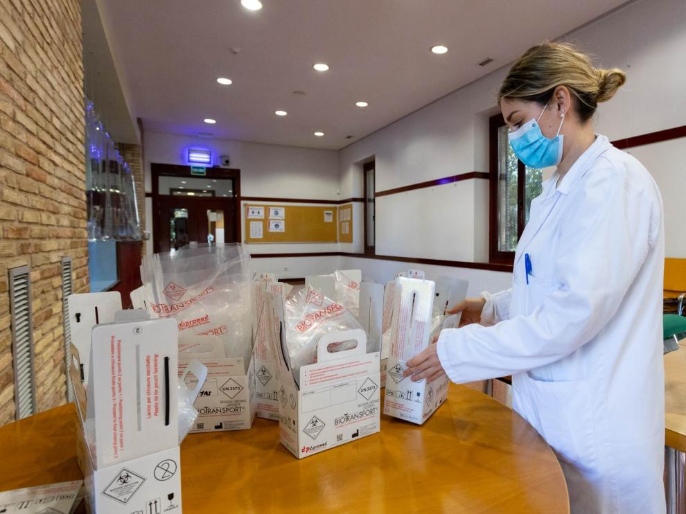 Pruebas de coronavirus en el centro de mayores Terminillo, en Las Delicias (Zaragoza).