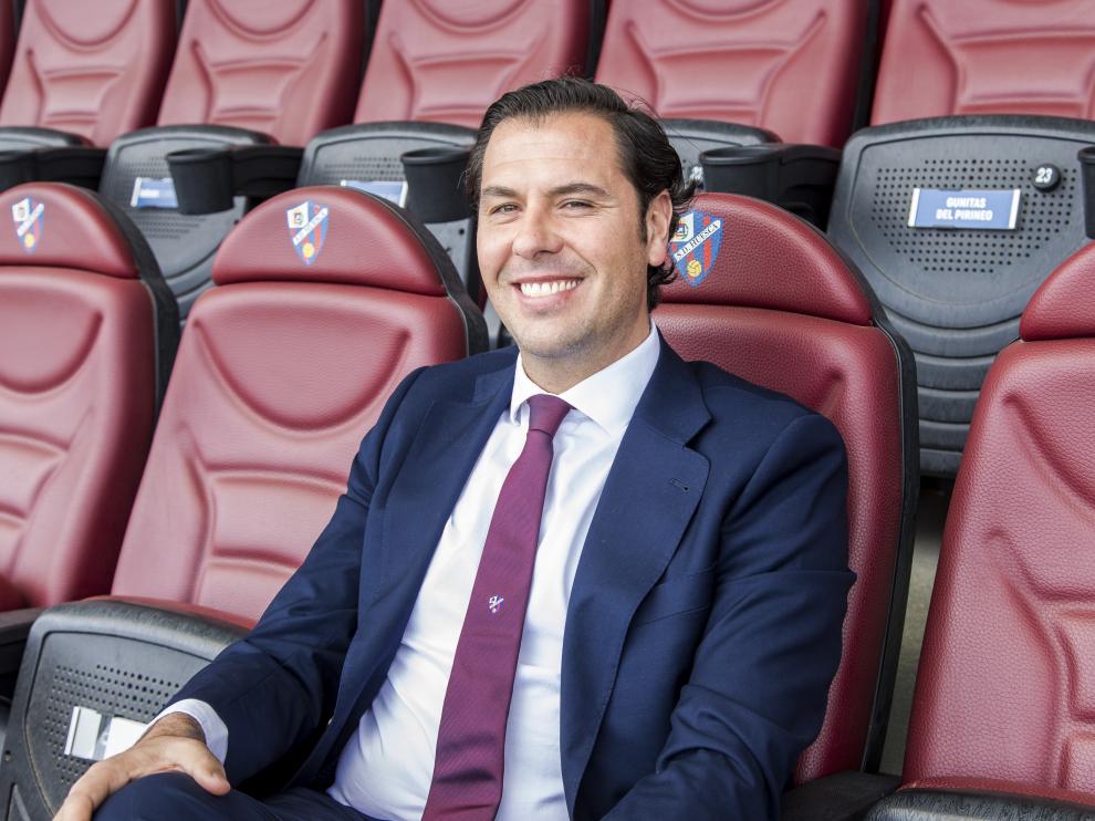Rubén García, director deportivo de la SD Huesca, en el palco de El Alcoraz.