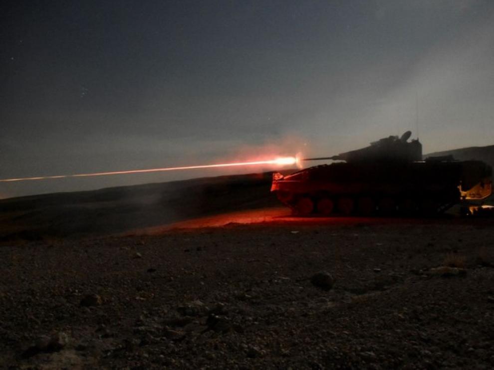 Maniobras nocturnas de un carro de combate en el campo de San Gregorio de la Brigada Aragon que irá a Letonia.
