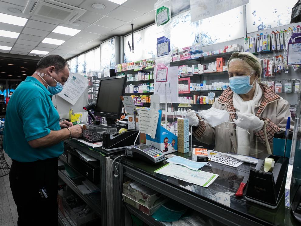 Una clienta adquiría ayer mascarillas en la farmacia Artal de Zaragoza.