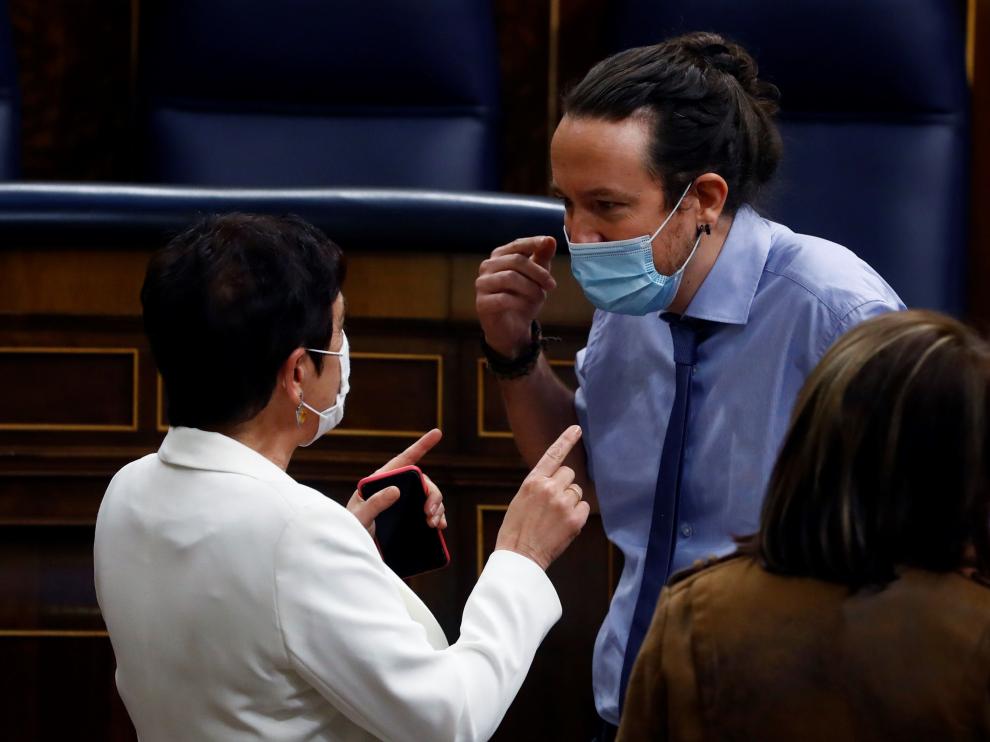 El vicepresidente Pablo Iglesias conversa con la portavoz de Bildu Mertxe Aizpurua