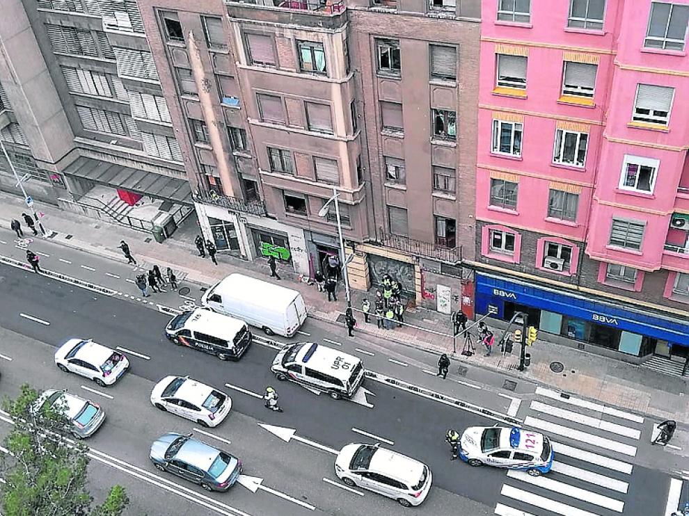 Intervención policial para el desalojo de un inmueble okupado en la avenida de Goya
