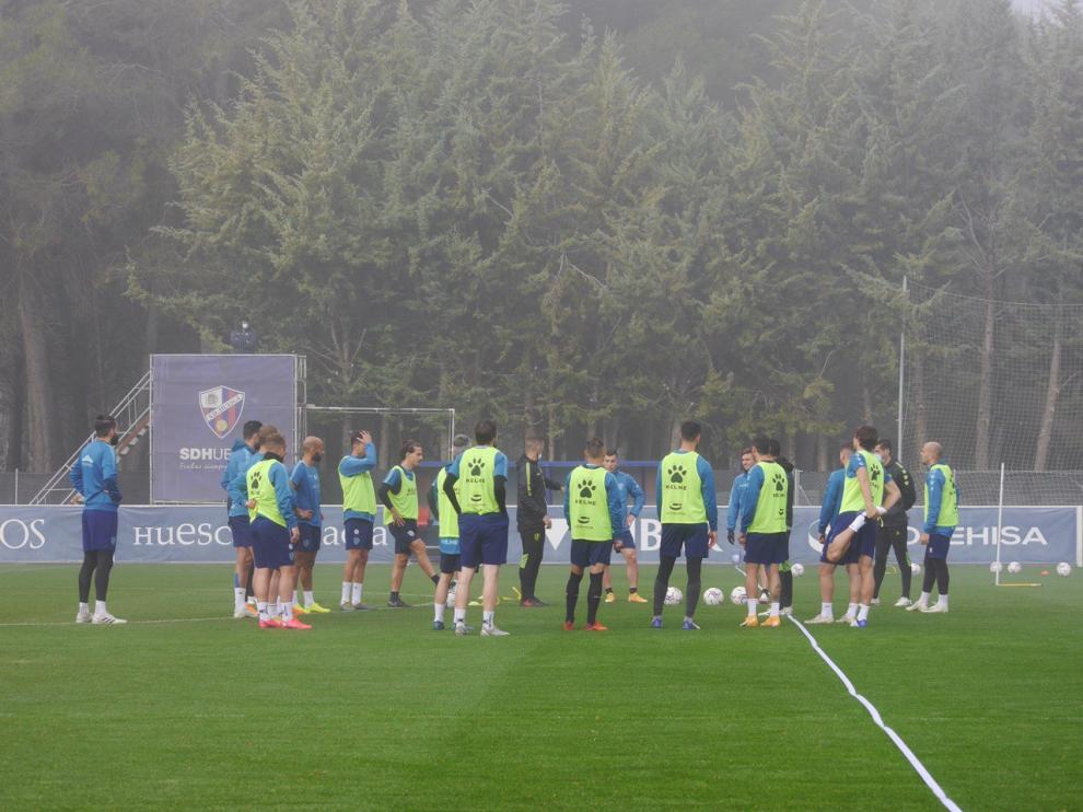 Los jugadores de la SD Huesca, durante la sesión matinal de este jueves.