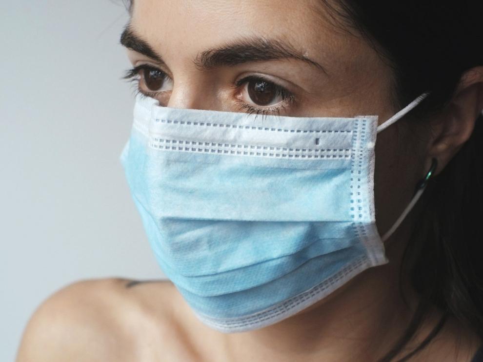 Chica con mascarilla.