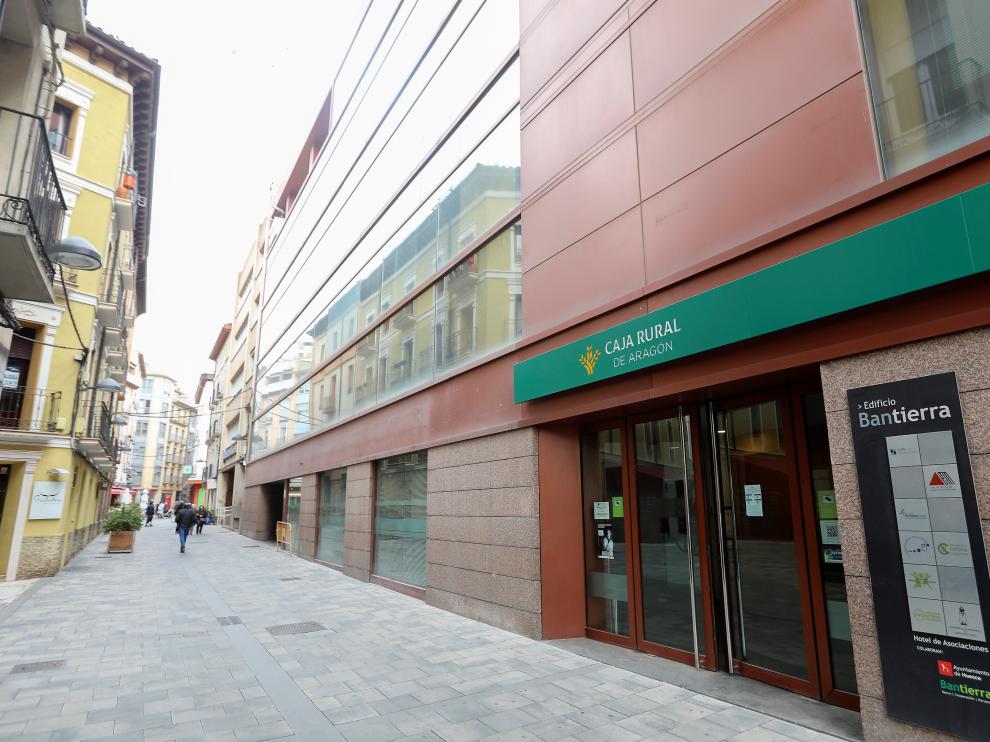 La antigua sede de Bantierra (hoy Caja Rural) está en la calle Berenguer, en el centro de Huesca.