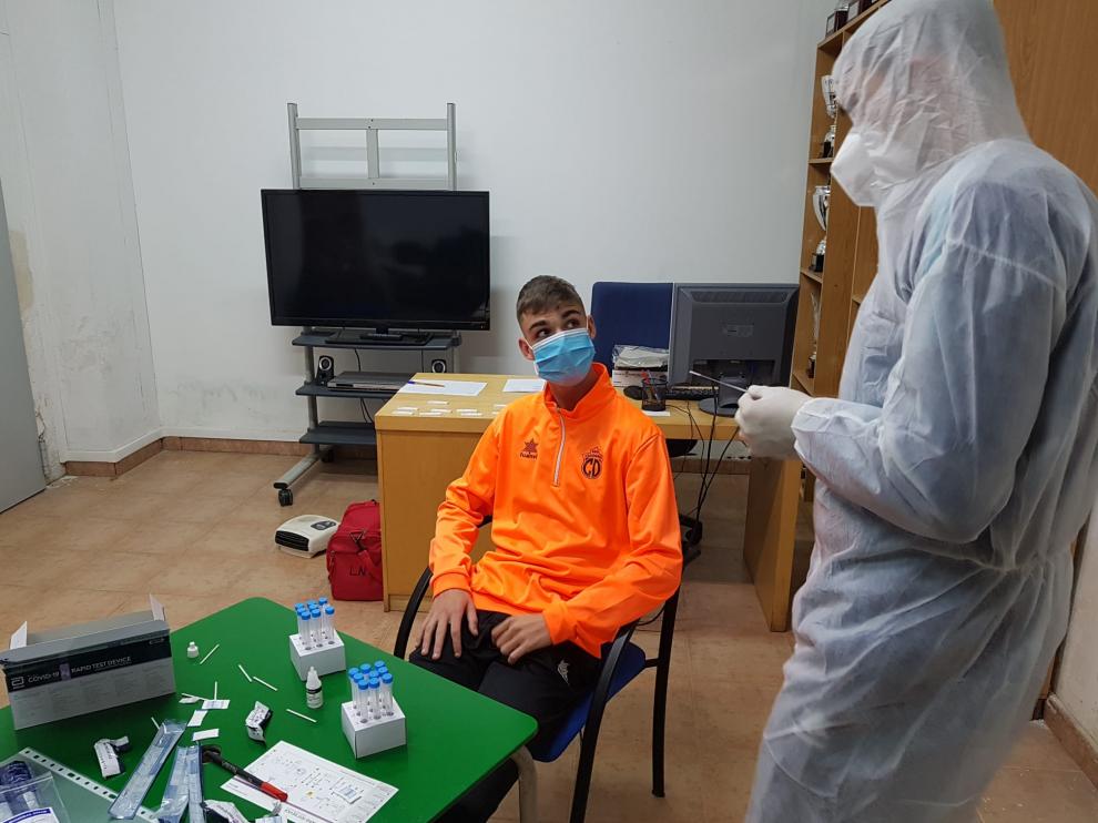 Un jugador juvenil del San Gregorio es sometido a un test de antígenos.