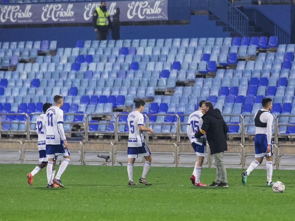 Los jugadores del Real Zaragoza se retiran cabizbajos y desolados tras perder en La Romareda por enésima vez, en esta ocasión ante el Oviedo por 1-2.