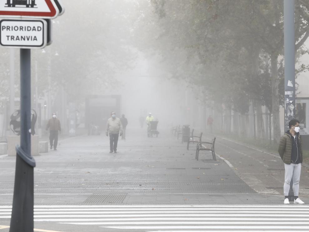Zaragoza despierta entre la niebla.