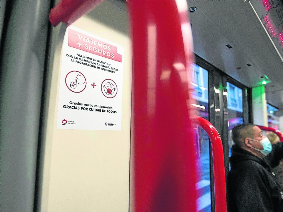 El Ayuntamiento colocó ayer los primeros carteles que aconsejaban no hablar en el tranvía y el bus