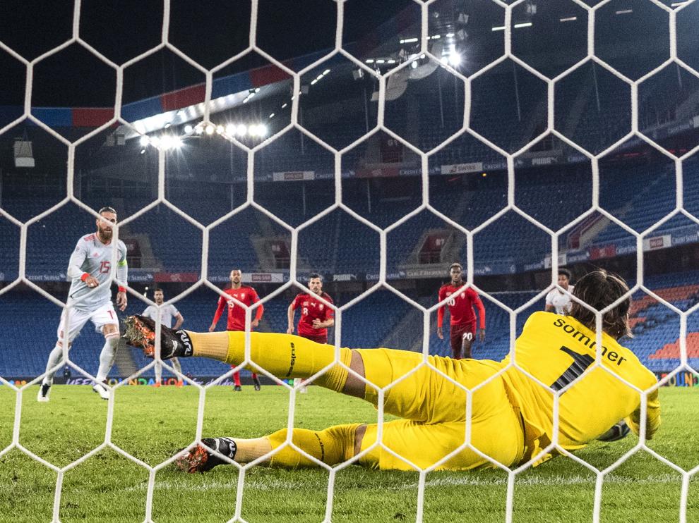 El portero de Suiza para el penalty lanzado por Sergio Ramos.