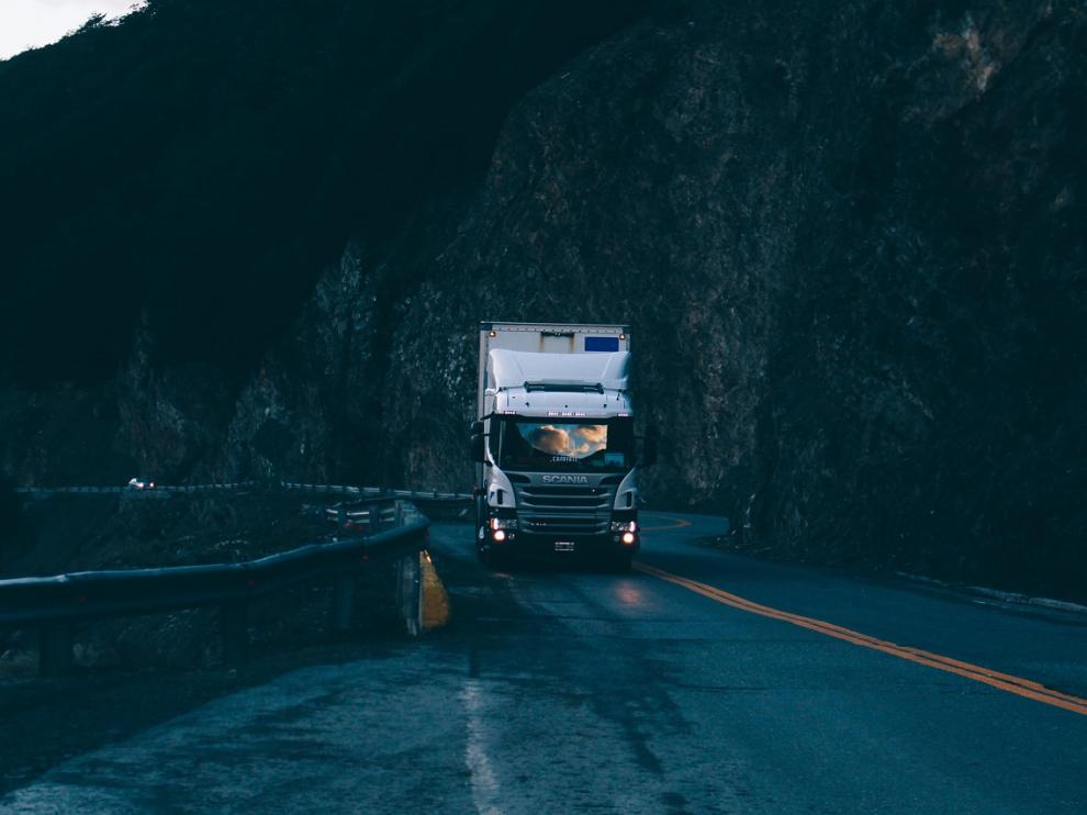 Foto de archivo de un camión circulando por una carretera