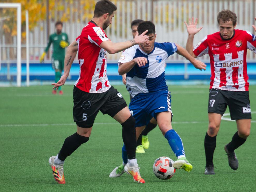 Imagen de un lance del partido del Ebro ante el Logroñés.