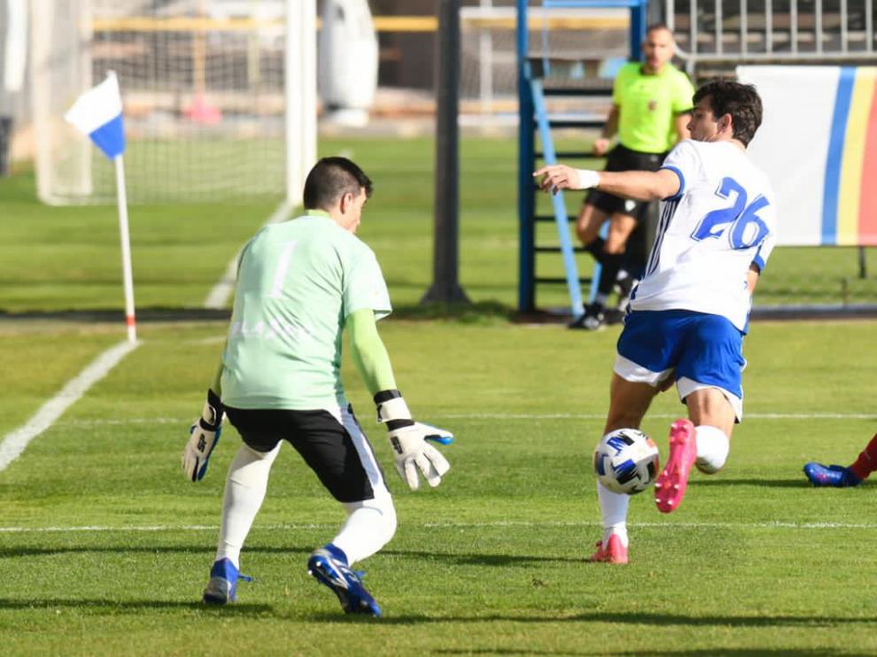 Azón busca el gol ante Marc, guardameta del Fraga.