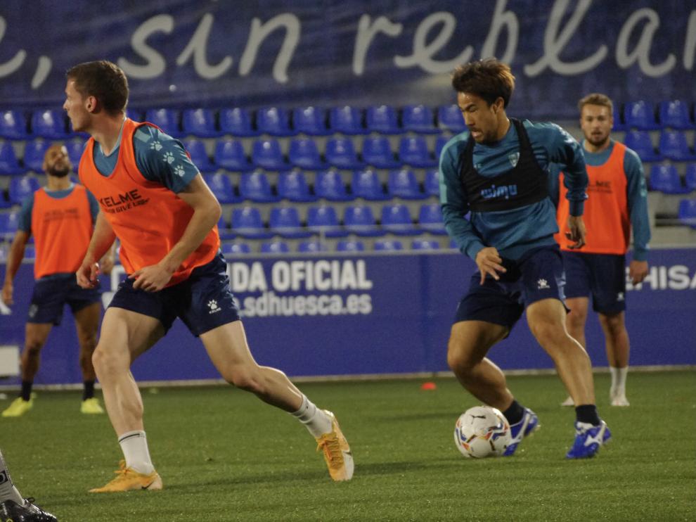 Shinji Okazaki, con el balón durante el entrenamiento de este domingo.