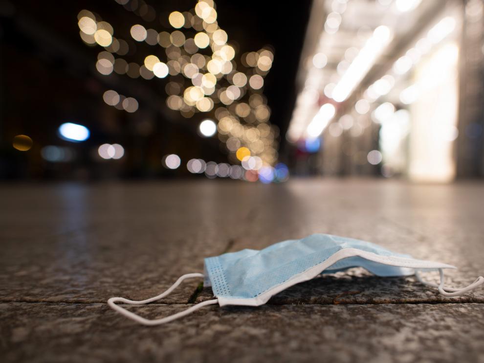 Una mascarilla tirada en el suelo de una calle de Dusseldorf.