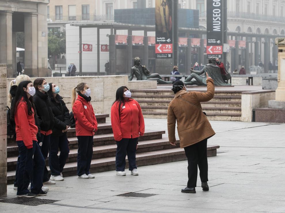 Una visita guiada, ayer en la plaza del Pilar de Zaragoz