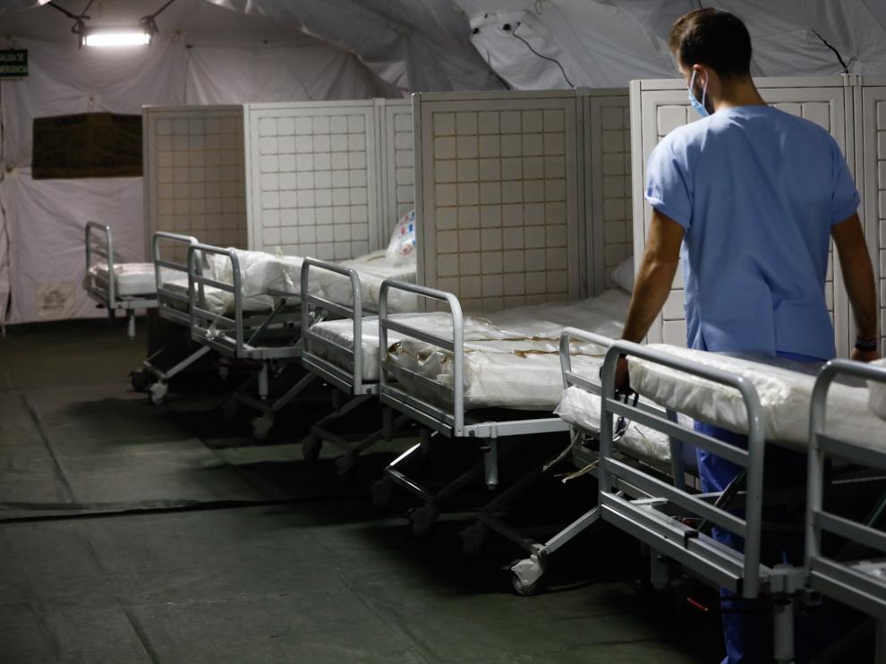 Carpa abierta en el exterior del Hospital Clínico debido a la pandemia de coronavirus.