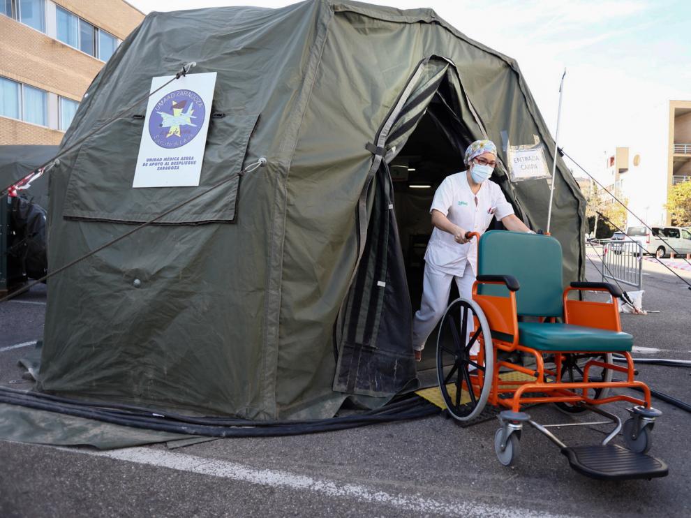 Carpa abierta en el exterior del Hospital Clínico debido a la pandemia de coronavirus.