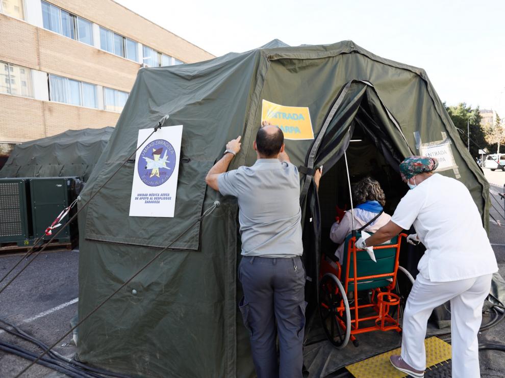 Carpa abierta en el exterior del Hospital Clínico debido a la pandemia de coronavirus.