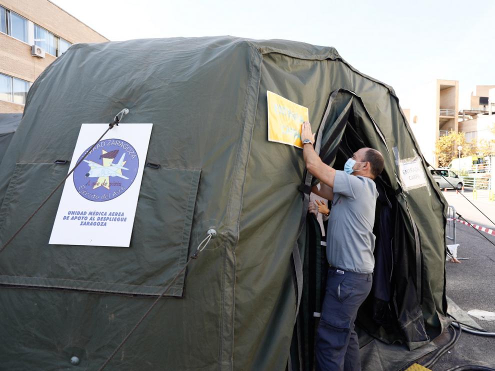 Carpa abierta en el exterior del Hospital Clínico debido a la pandemia de coronavirus.