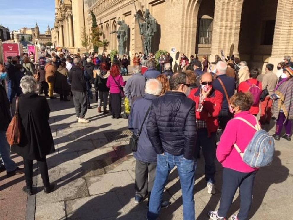 Vecinos de Zaragoza se concentran "contra la especulación" en la construcción del nuevo hospital privado, y en apoyo de la Sanidad pública.