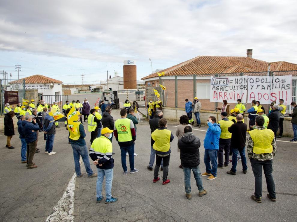 Agricultores y trabajadores de Zufrisa protestas por el cese de la fabricación en la planta de Calatorao