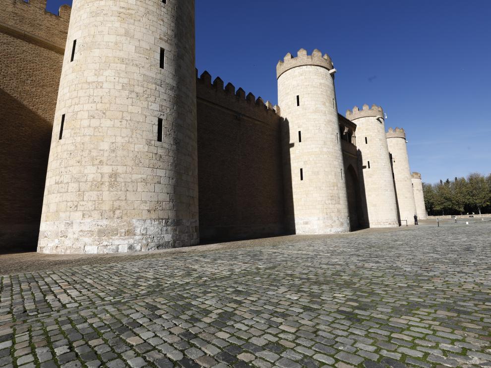 Este martes se ha abierto finalmente el parking destinado a acoger los coches de las Cortes de Aragón, que fuera del horario laboral podrá ser utilizado también por los vecinos. Por primera vez en mucho tiempo, el palacio de la Aljafería ha amanecido sin coches que empañen su imagen.