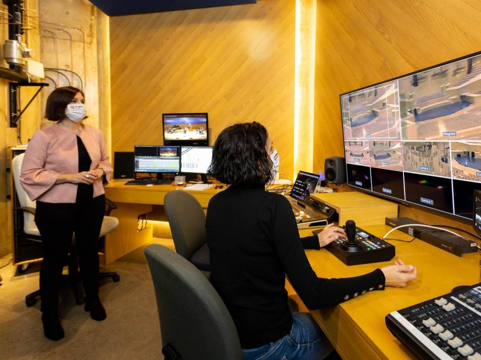Irene Mas, técnico audiovisual del Auditorio, comenta algunos aspectos de las nuevas instalaciones con la vicealcaldesa Sara Fernández