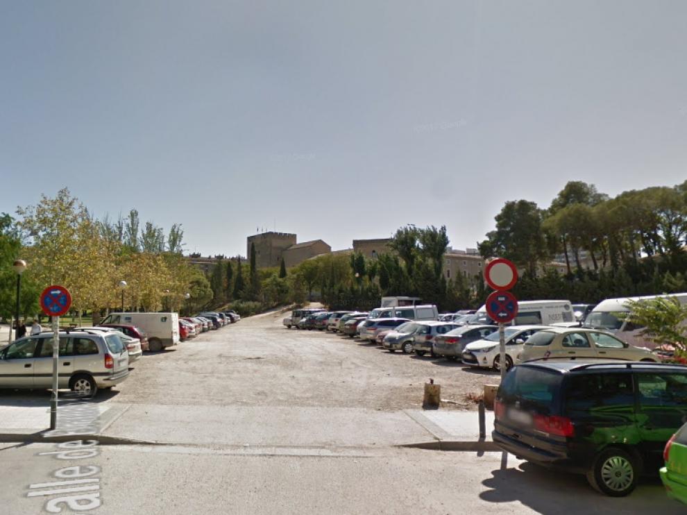 La denunciante asegura que la agresión sexual se produjo en este descampado junto a la calle de Reina Felicia, en Zaragoza.