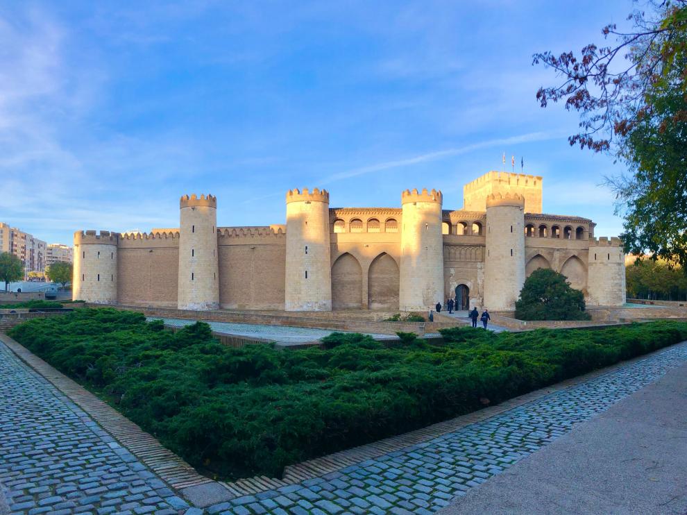 El Palacio de la Aljafería amanece sin coches este martes.