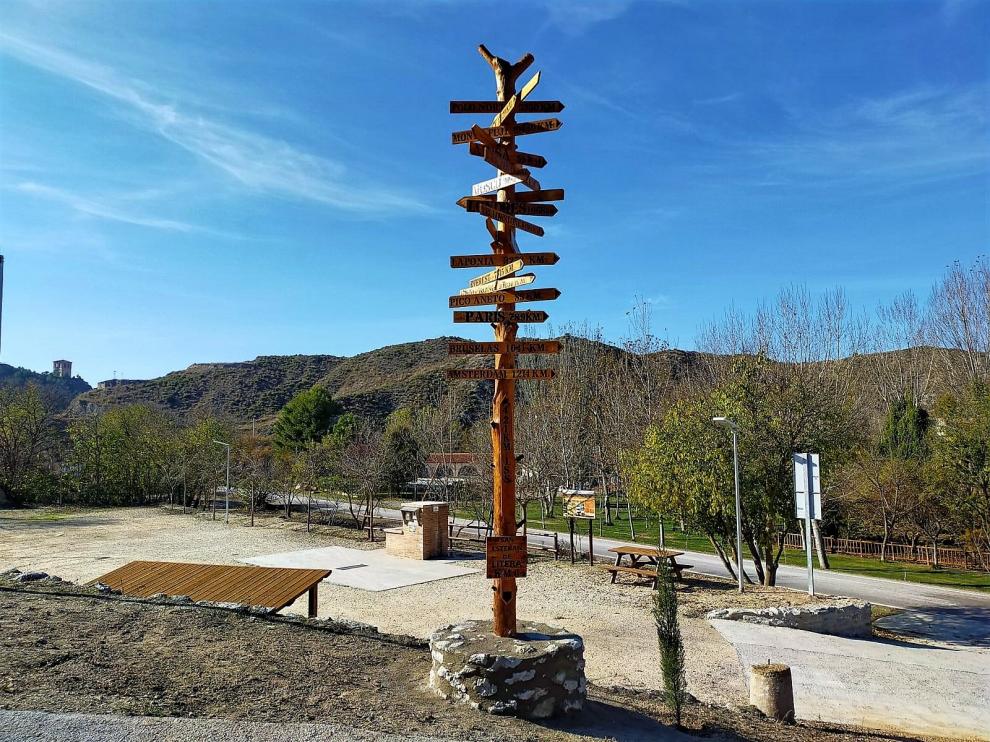 El tótem colocado en el área de caravanas de San Esteban de Litera tiene 5 metros de altura.