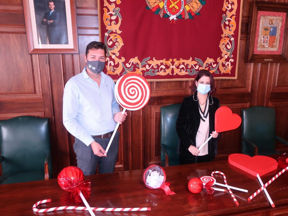 Emma Buj y Javier Domingo, con algunos de los elementos decorativos que se colgarán del árbol de Navidad de la plaza del Torico,