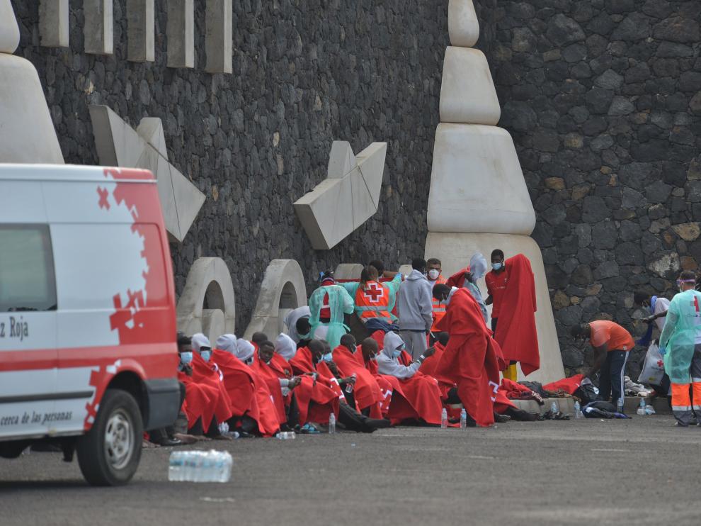 Inmigrantes llegados al puerto de La Restinga, en El Hierro.
