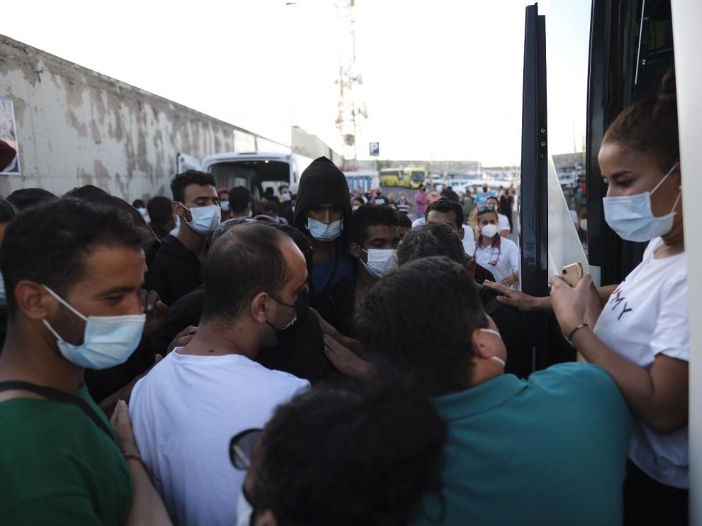 Más de 200 inmigrantes evacuados del muelle de Arguineguín a Las Palmas.