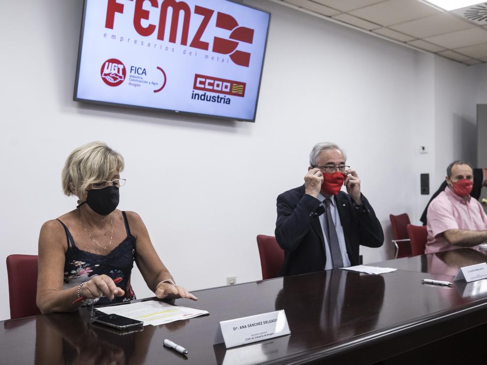 Imagen de archivo, de final de julio, cuando se firmó el convenio del Metal para Zaragoza y provincia, marco de referencia para la mayor parte d empresas del sector. De izquierda a derecha Ana Sánchez, secretaria general de Industria de CC. OO; Javier Ferrer, de la patronal, y José Juan Arcéiz, de UGT Aragón